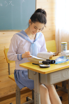 八重神子把乳液喂给吃旅行者